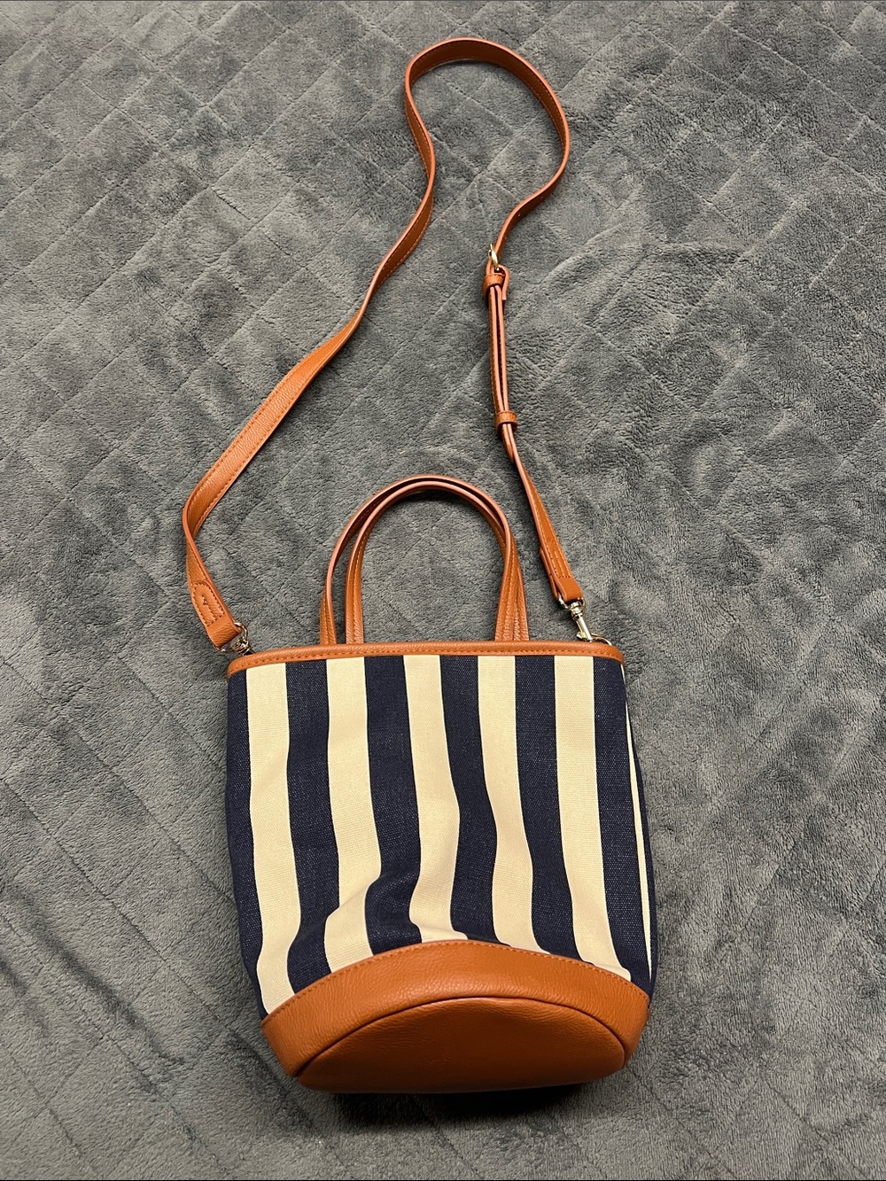 Source Unknown Navy and Cream Striped Bucket Crossbody with Tan Trim